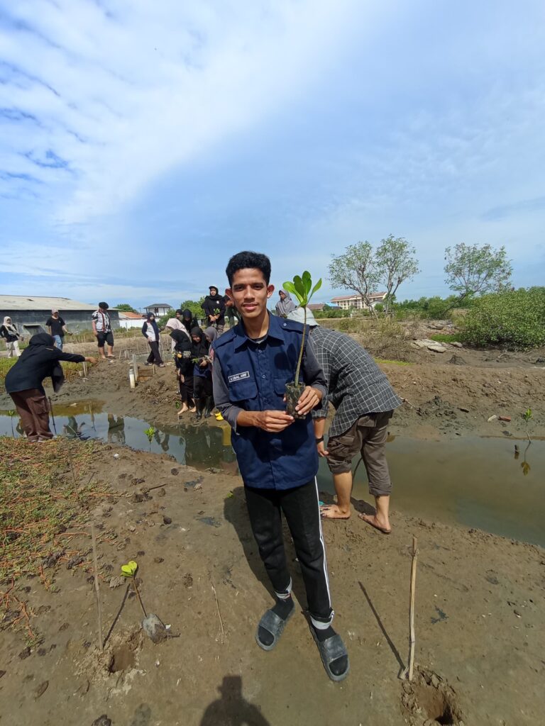 Mahasiswa Pendidikan Biologi Mengikuti Kegiatan Pengabdian Green Innovation Week (GROW) Green Leadership Indonesia Batch 4 Penanaman Mangrove yang dilaksanakan oleh Institut Hijau Indonesia