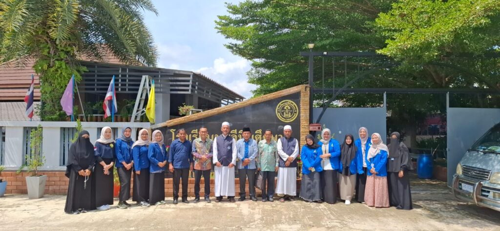 DOSEN PROGRAM STUDI PENDIDIKAN BIOLOGI LAKUKAN KEGITAN SUPERVISI MAHASISWA PPKPM FTK UIN AR-RANIRY MUSLIMEEN SUKSA SCHOOL HAT YAI THAILAND
