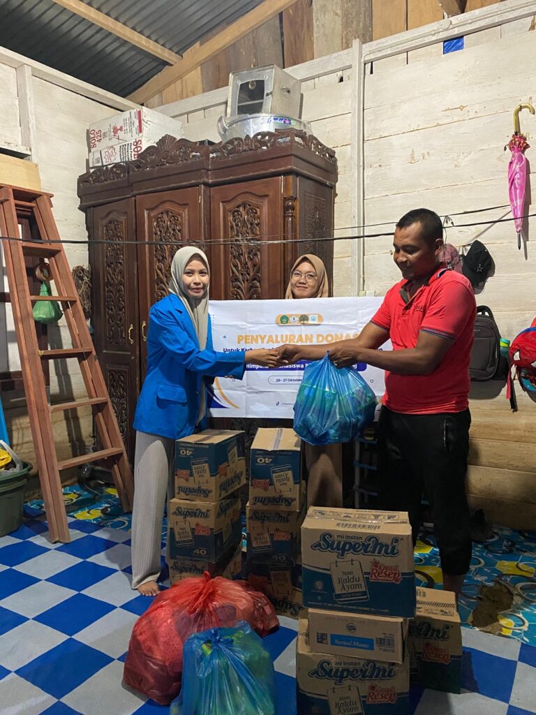 Banjir Bandang Melanda Aceh, HMP PBL UIN Ar-Raniry Tahun 2024 Salurkan Donasi