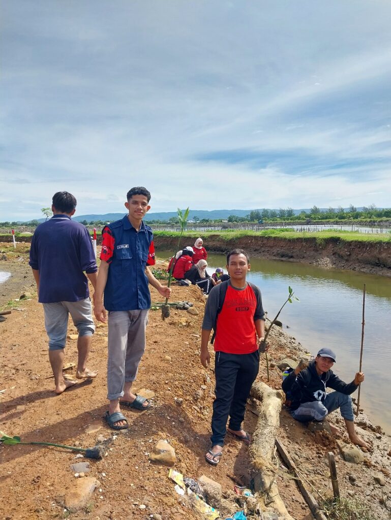 Himpunan Mahasiswa Prodi Pendidikan Biologi UIN Ar-Raniry dan Himpunan Mahasiswa Pendidikan Biologi Universitas Syiah Kuala lakukan Kegiatan Penanaman Mangrove dan Bersih Pantai